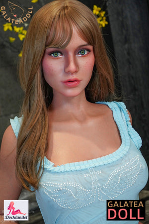 Fiona är en exklusiv docka i verklig storlek från märket Galatea Doll. En 163 cm lång silikon-docka med smala former och bröst med storlek D-kupa. Galatea Doll är en erfaren tillverkare av realistiska sexdockor. Alla Galatea-dockor är utrustade med rörlig käke och realistisk mun (ROS, real oral structure).