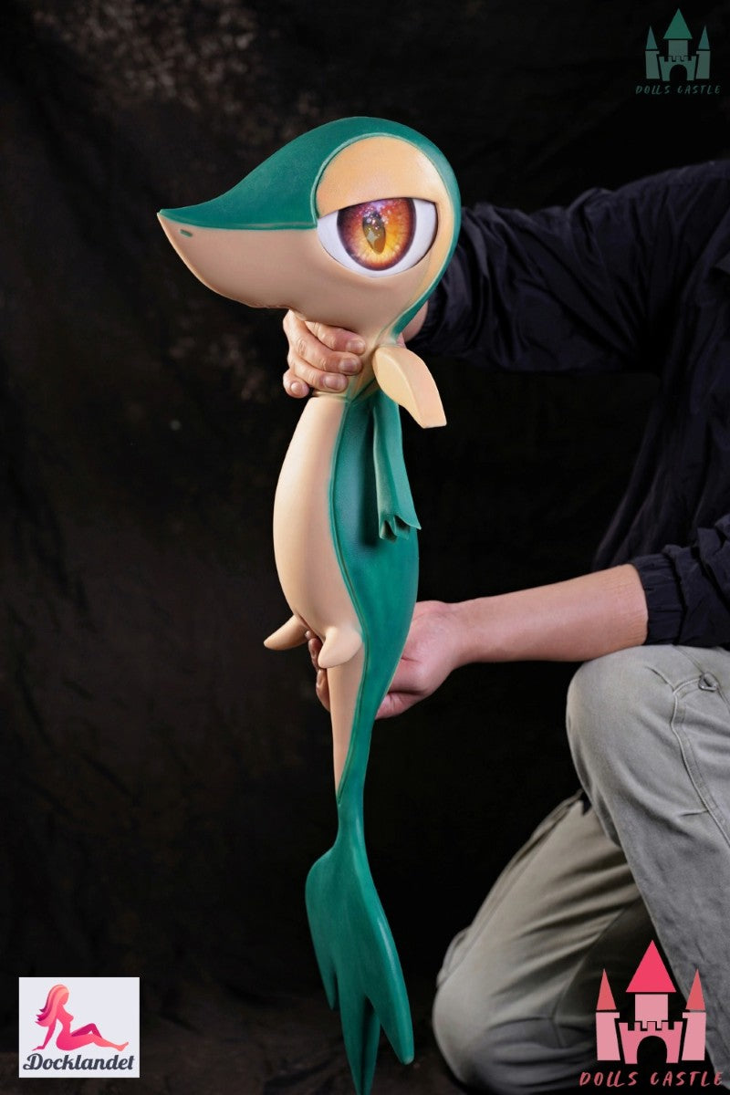 Pokemon sekspop Snivy van het merk Dolls Castle. Een 80 cm grote cosplaypop geïnspireerd op de populaire Pokemon Snivy. 