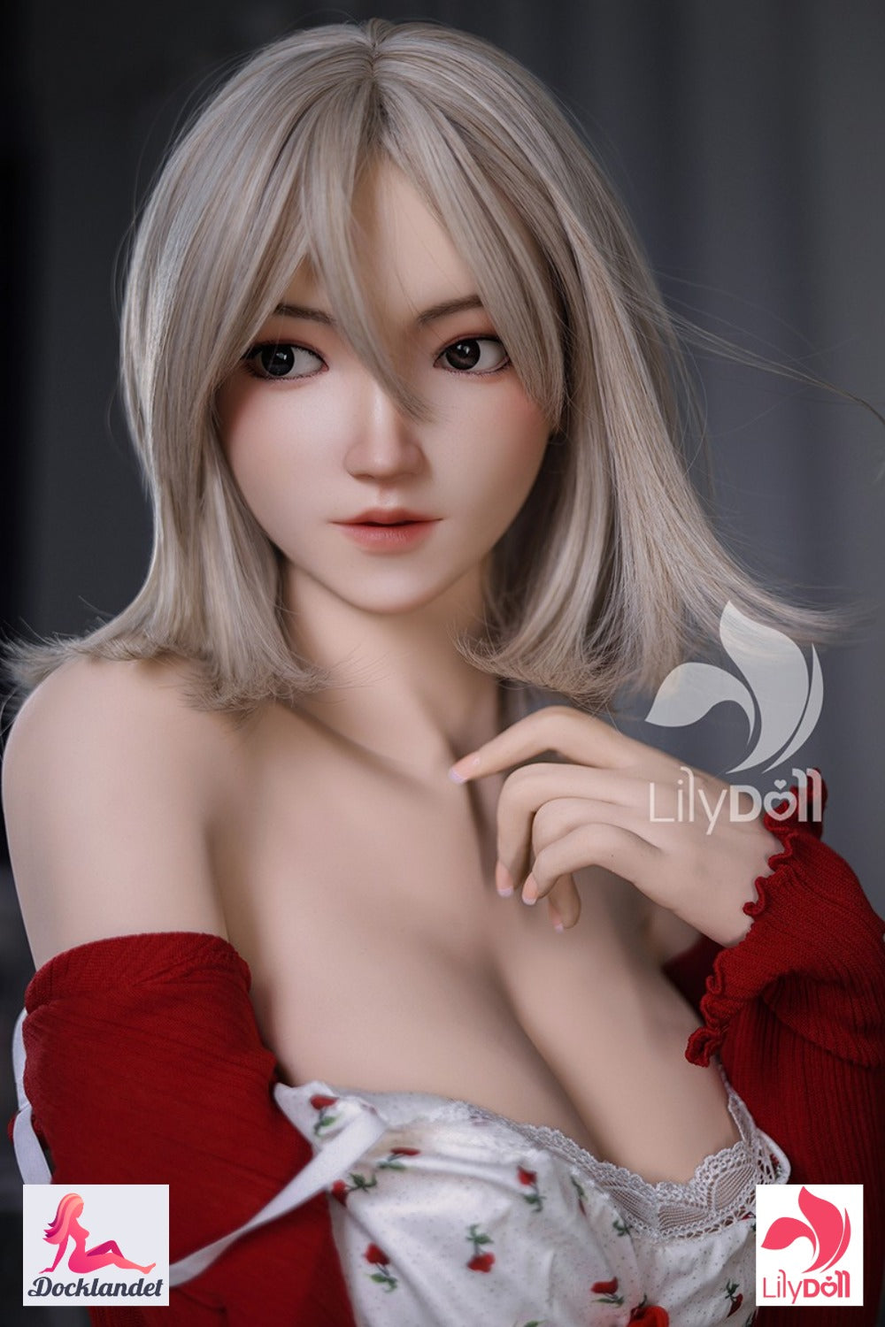 Freya-A sex docka från LilyDoll, 168 cm F-kupa, sittande i förförisk pose med vit natt klänning med röda detaljer