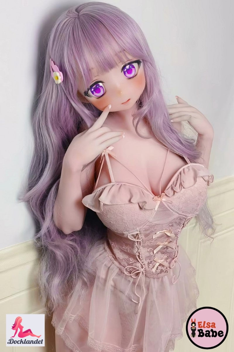 Seino Lemon 144 cm platinum silikonsexdocka från ElsaBabe, står i rosa spetsklänning med lila hår och stora lila anime ögon mot ljus vägg.